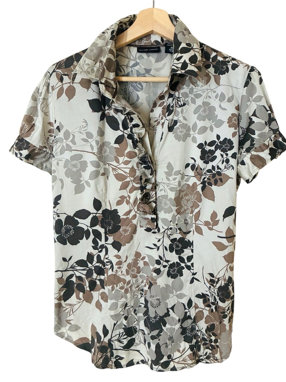 New York & Company Sz MEDIUM Cream Floral Short-Sleeve Ruffle Button Top Blouse - Picture 2 of 6